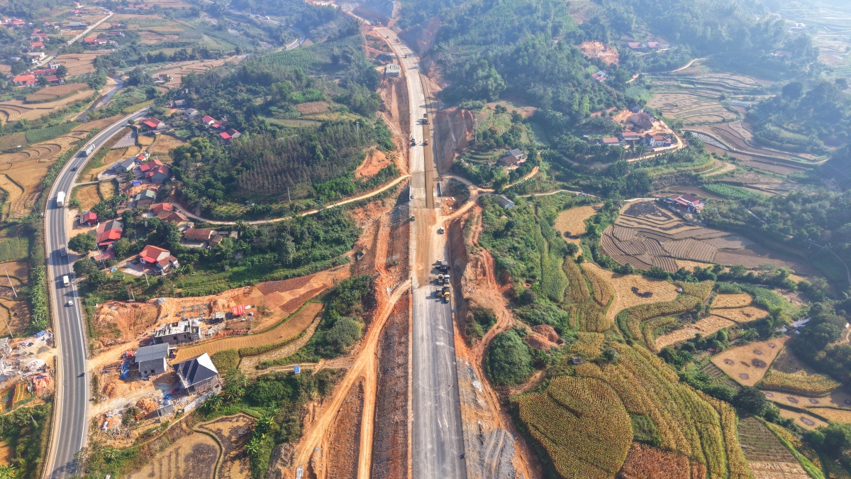 Sau khi đưa vào sử dụng, tuyến cao tốc Hữu Nghị - Chi Lăng sẽ kết nối với cao tốc Đồng Đăng - Trà Lĩnh và Bắc Giang - Lạng Sơn, giúp giảm thiểu tai nạn và ách tắc xảy ra tại Quốc lộ 1, tạo hành lang giao thông chiến lược kết nối khu vực Đông Bắc, phục vụ lưu thông hàng hóa qua biên giới Việt - Trung, thúc đẩy phát triển kinh tế biên mậu