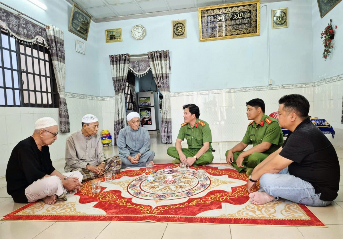 Đại diện lực lượng Công an xã Châu Phong trò chuyện cùng các chức sắc Thánh đường Nia'mah