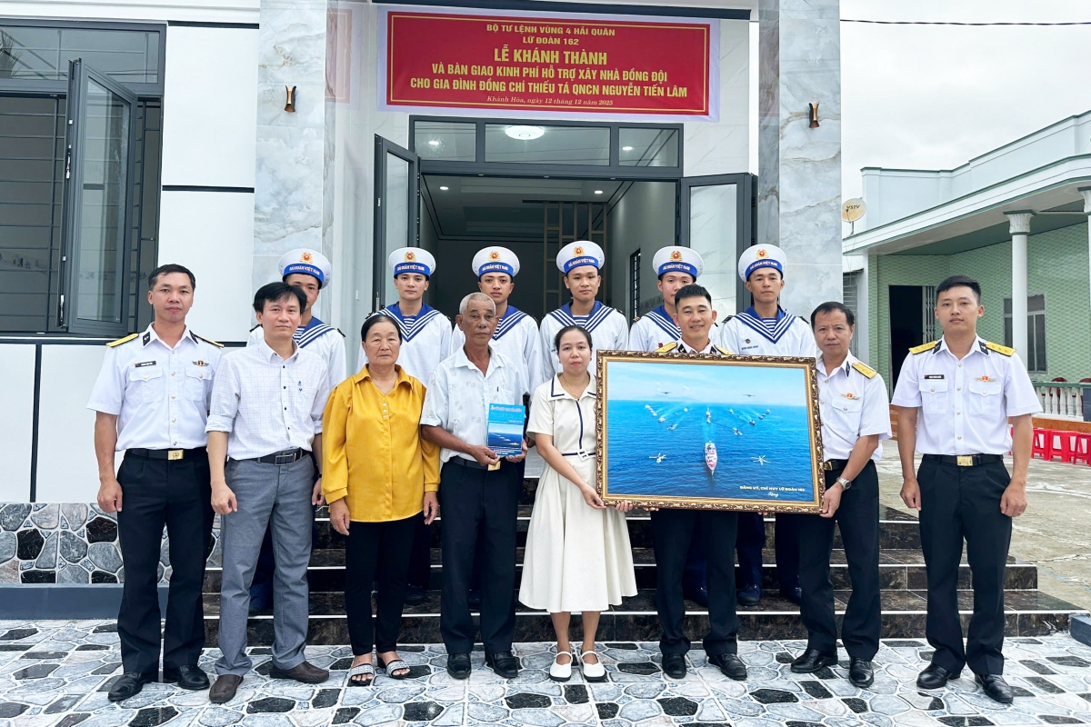 Thượng tá Vũ Viết Bằng cùng chỉ huy đơn vị trao tặng quà gia đình Thiếu tá QNCN Nguyễn Tiến Lâm