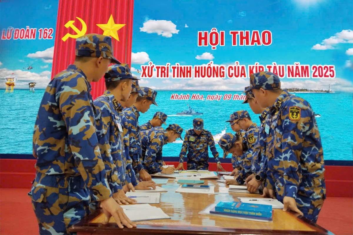 Phần thi thực hành xử trí tình huống của kíp tàu 016-Quang Trung
 