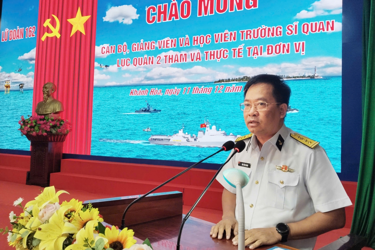 Đại tá Mai Văn Doanh chia sẻ cùng đoàn công tác kết quả thực hiện nhiệm vụ quân sự quốc phòng năm 2025