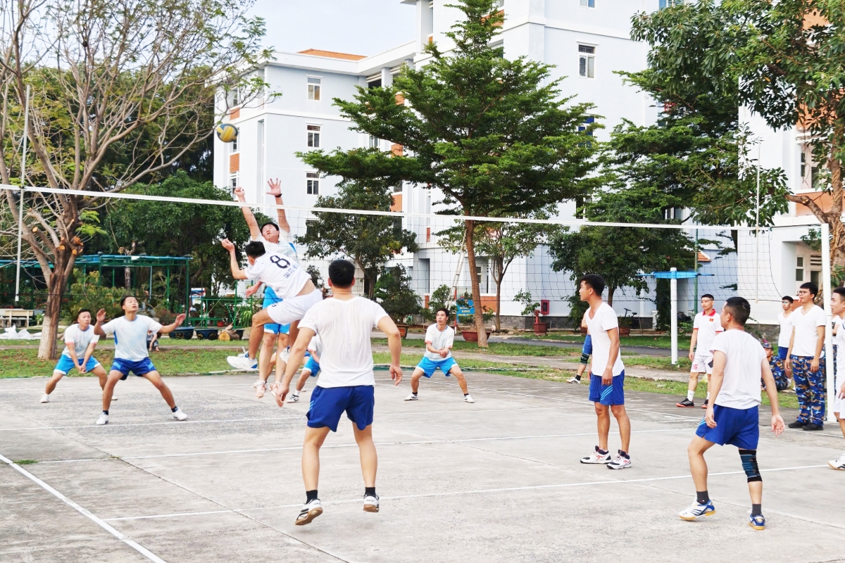 Pha bóng đẹp mắt trong trận giao hữu giữa tàu 373 và tàu 374