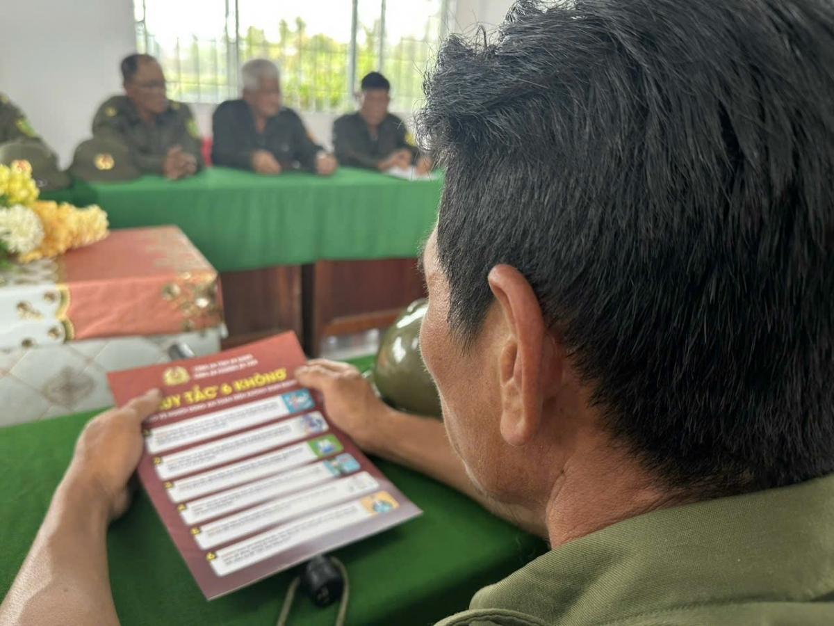 Dù chỉ có 11 người, nhưng các thành viên Đội Dân phòng cơ động luôn quan tâm, chia sẻ khó khăn với người dân