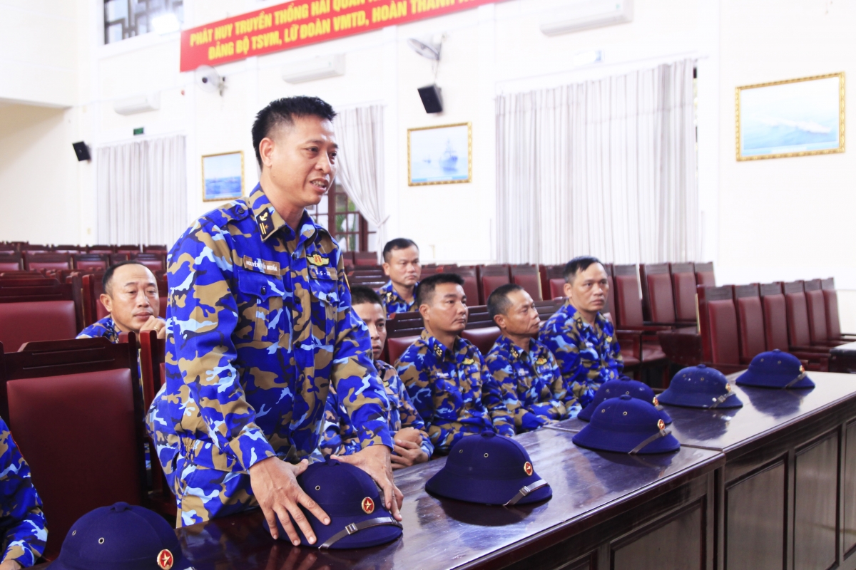 Quân nhân thực hiện nhiệm vụ đề đạt ý kiến với Thủ trưởng Lữ đoàn