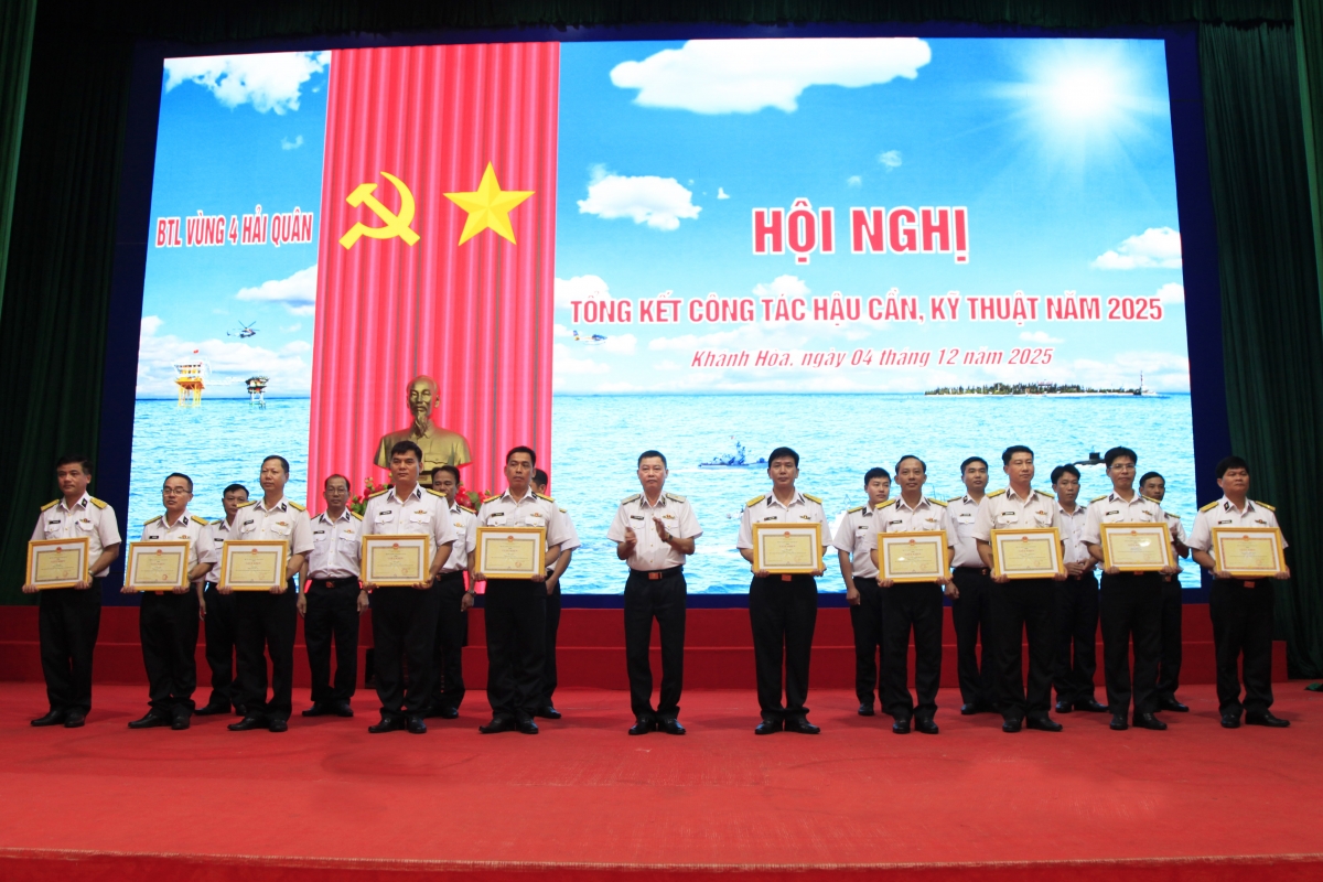 Chuẩn Đô đốc Nguyễn Anh Tuấn trao thưởng cho các tập thể, cá nhân đạt thành tích xuất sắc