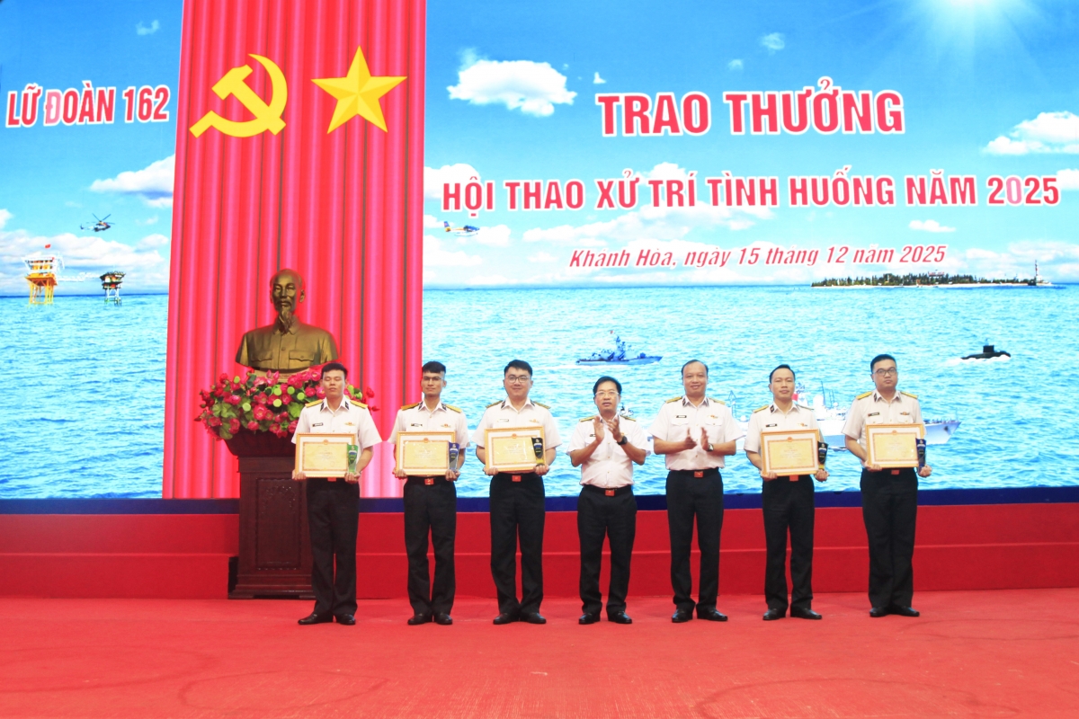Thủ trưởng Lữ đoàn trao thưởng hội thao xử trí tình huống của kíp trực tàu năm 2025