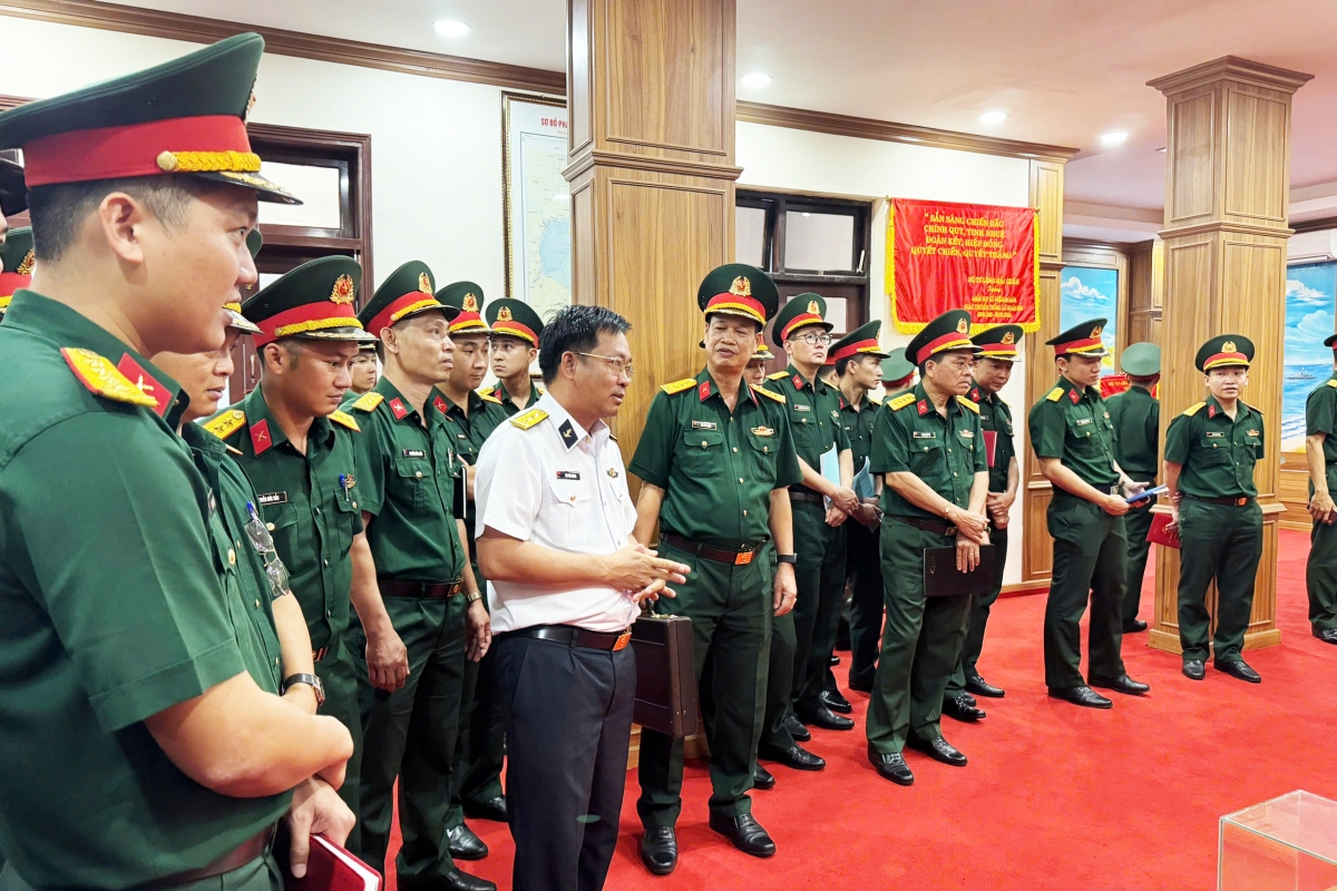 Đại tá Mai Văn Doanh trực tiếp giới thiệu phòng truyền thống với đoàn công tác