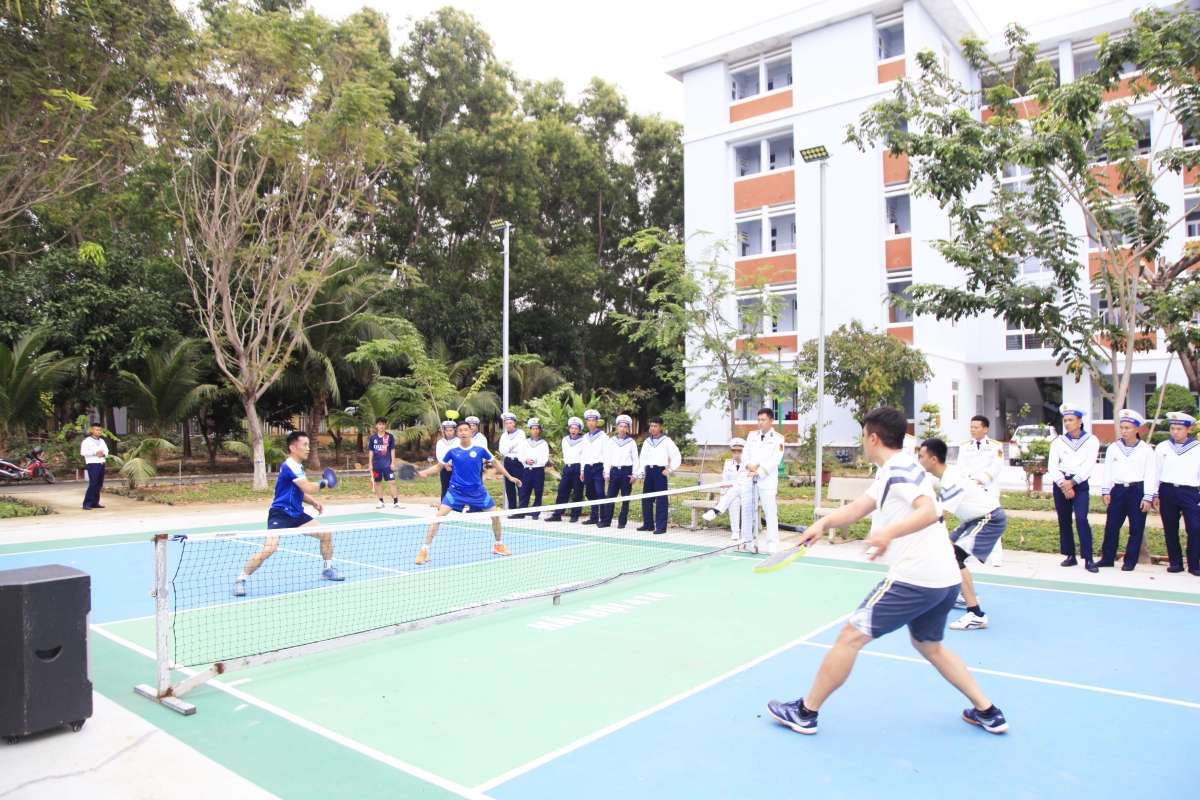 Nhiều pha bóng đẹp mắt trong trận giao hữu Pickleball giữa tàu 26 và hải đội 414