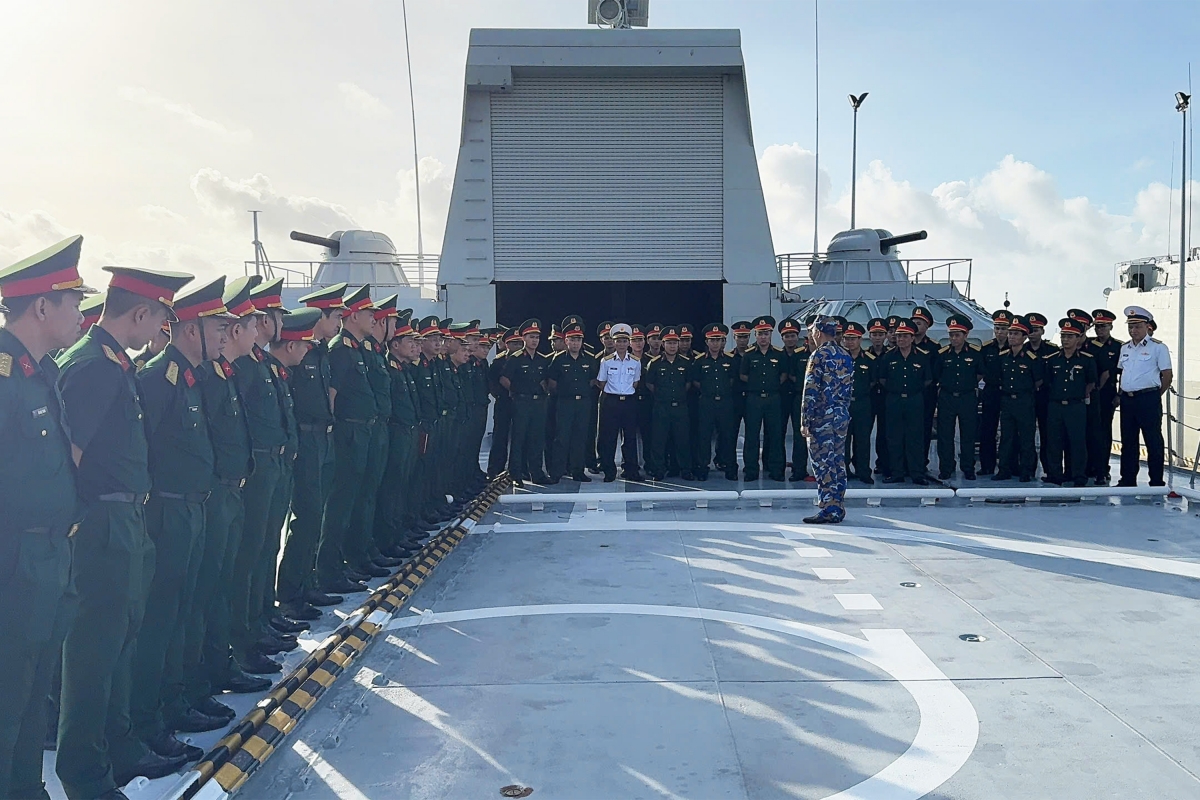 Đoàn công tác nghiên cứu thực tế trên tàu 012-Lý Thái Tổ