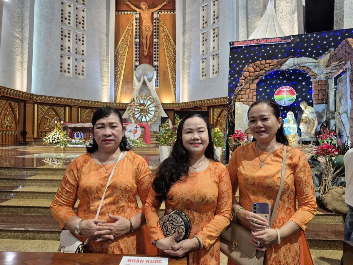 Giáo dân Veronica Huỳnh Thị Kiều Loan (giữa) và các giáo dân tại Nhà thờ Chánh tòa Long Xuyên