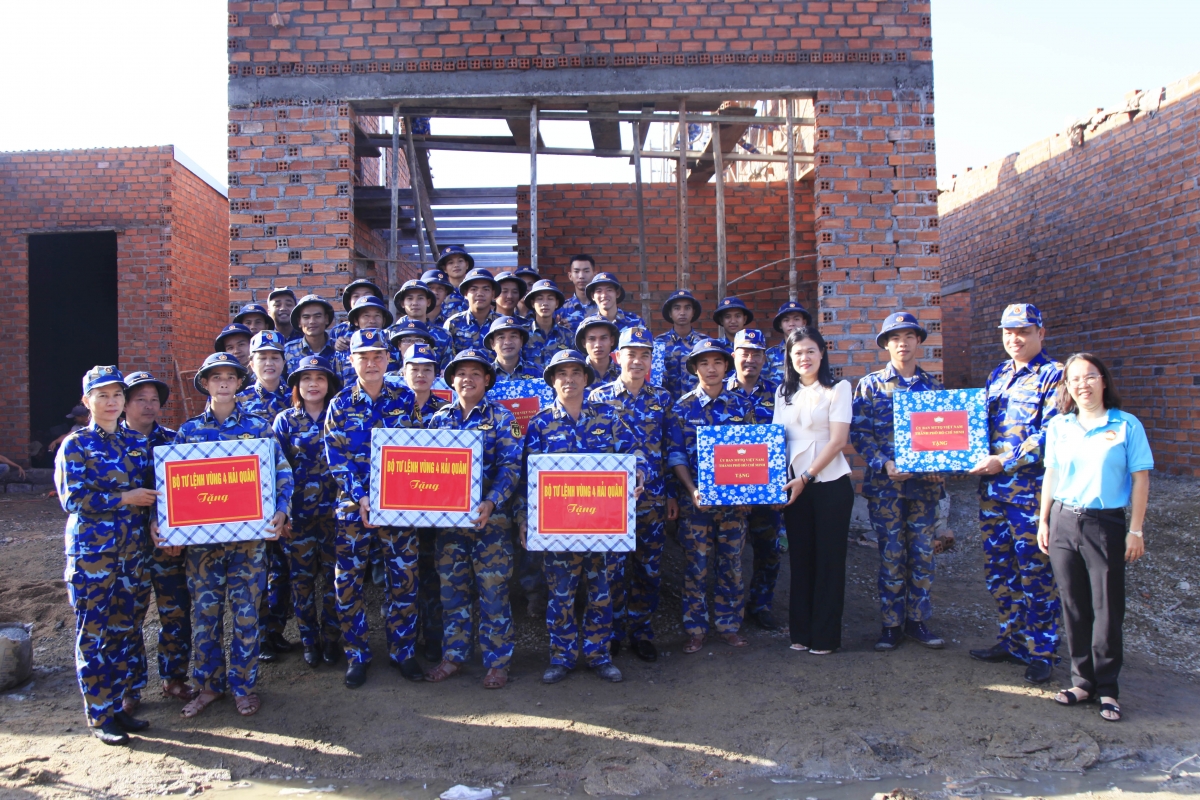 Đoàn công tác tặng quà cán bộ, chiến sĩ