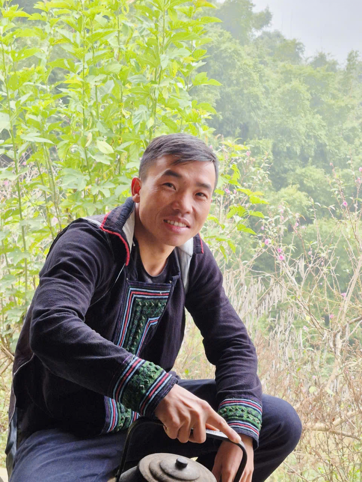 Trưởng thôn Sa Pả 2, Giàng A Tô kể "Cuộc sống người dân đã thay đổi,
 khấm khá lên rất nhiều"