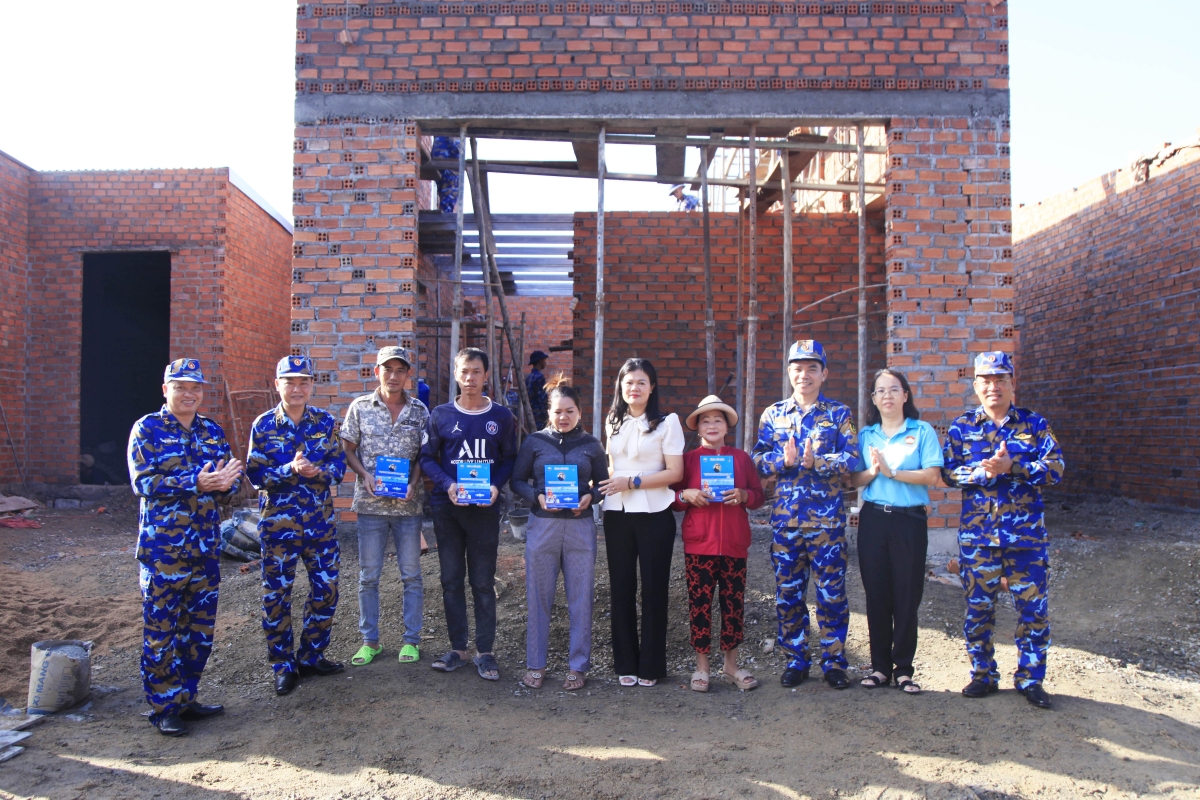 Chuẩn Đô đốc Nguyễn Anh Tuấn, Tư lệnh Vùng 4 Hải quân tặng quà các hộ gia đình được bộ đội xây dựng nhà mới