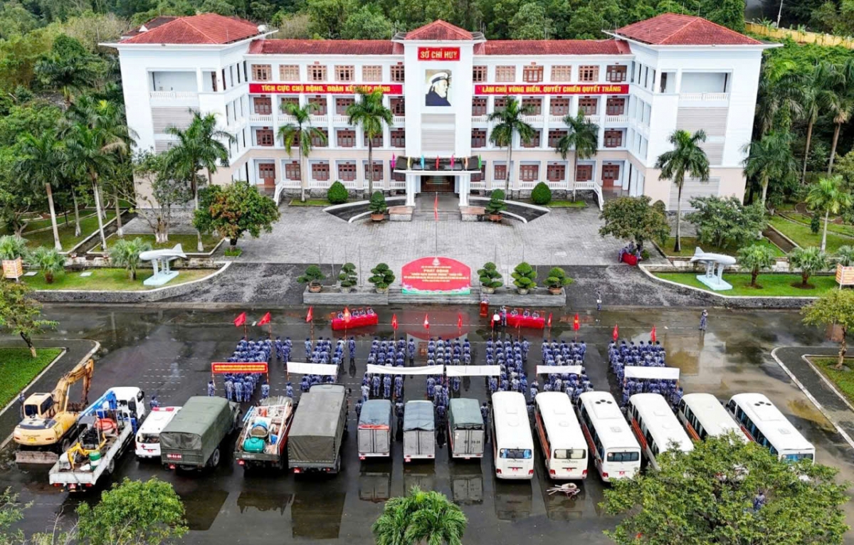 Vùng 3 Hải quân xuất quân thực hiện "Chiến dịch Quang Trung" giúp nhân dân Gia Lai xây dựng nhà ở sau mưa lũ.