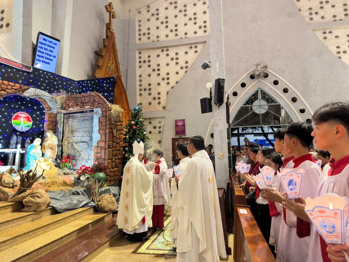 Lễ Giáng sinh tại nhà thờ Chánh xứ Long Xuyên diễn ra trang nghiêm, tôn kính
