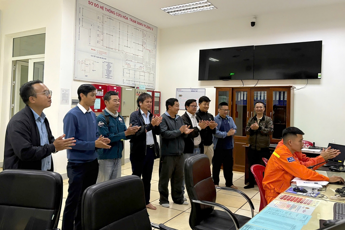 Các đơn vị liên quan chứng kiến thời khắc đóng điện dự án