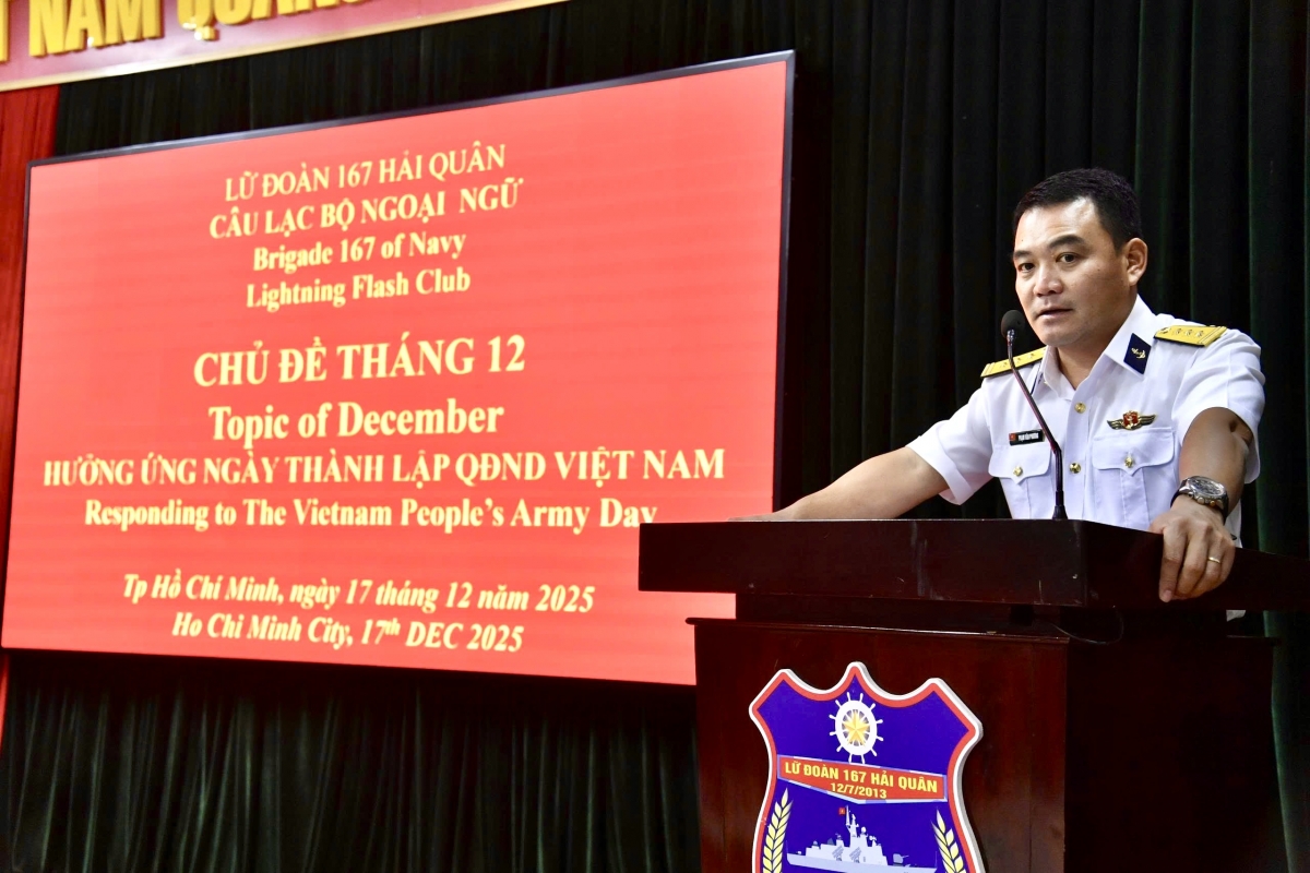 Thượng tá Phạm Văn Phương, Phó Lữ đoàn trưởng, Tham mưu trưởng Lữ đoàn chủ trì sinh hoạt