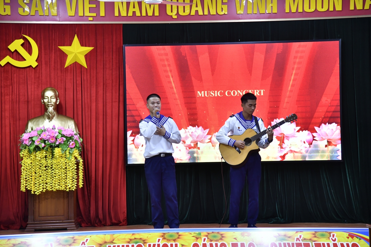 Các chiến sĩ tham gia sinh hoạt