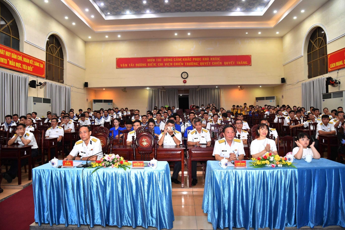 Các đại biểu và cán bộ, chiến sĩ  cổ vũ chương trình