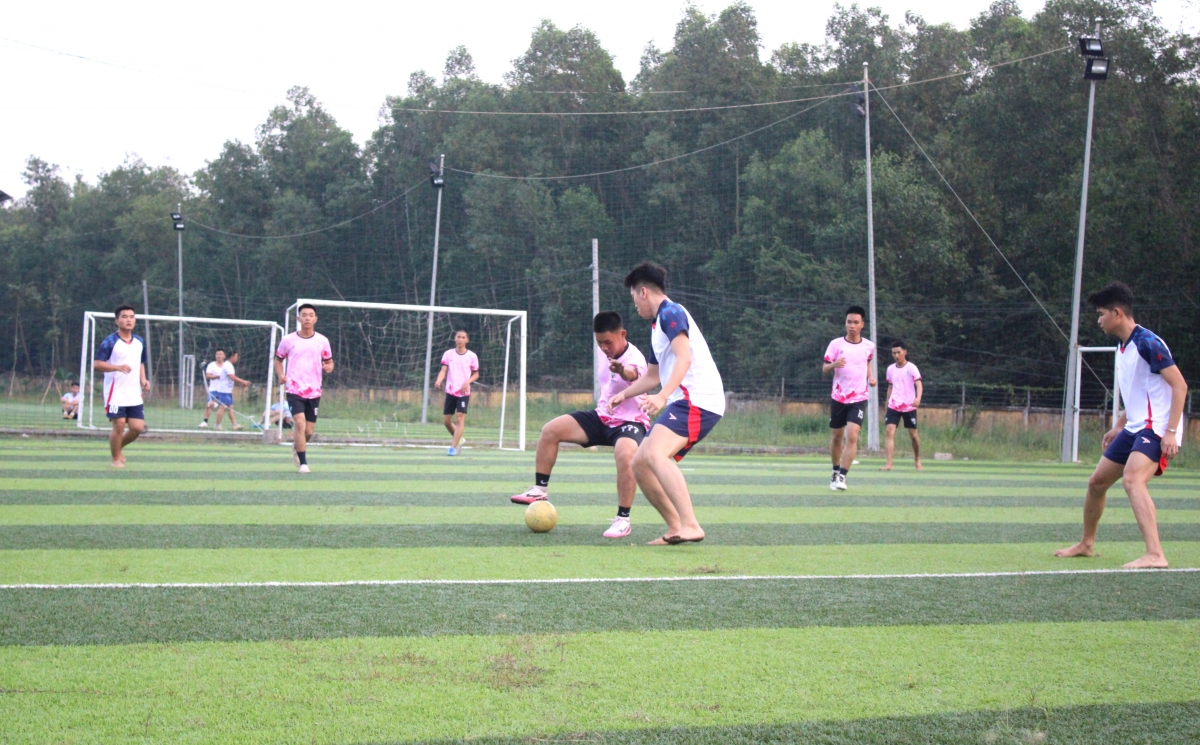 Các vận động viên thi đấu môn bóng đá nam tại giải