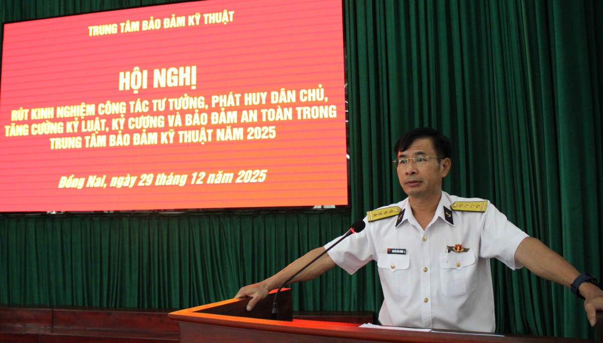 Ảnh 2. Đại tá Nguyễn Hữu Lương, Bí thư Đảng ủy, Chính ủy Trung tâm phát biểu tại Hội nghị 