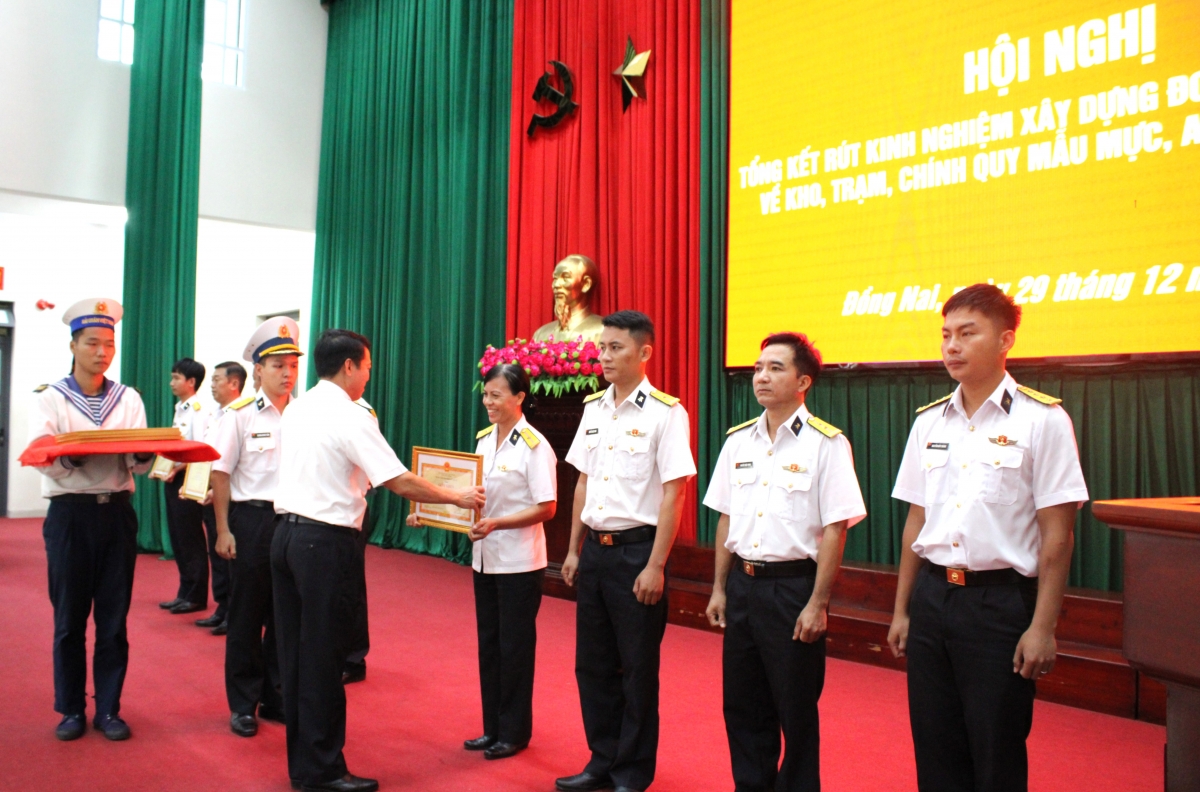 Thủ trưởng Trung tâm trao thưởng cho các cá nhân