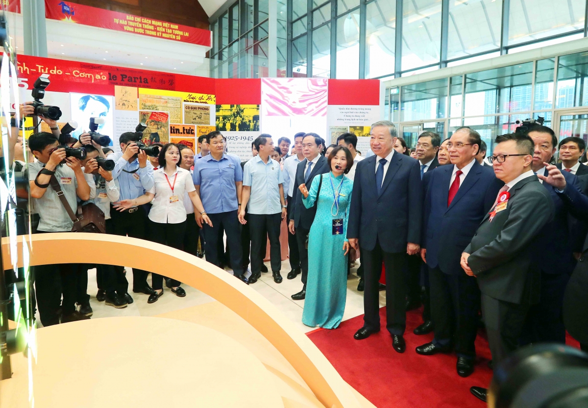 Tổng Bí thư Tô Lâm và các đồng chí lãnh đạo, nguyên lãnh đạo Đảng, Nhà nước tham quan Hội Báo Xuân 2025