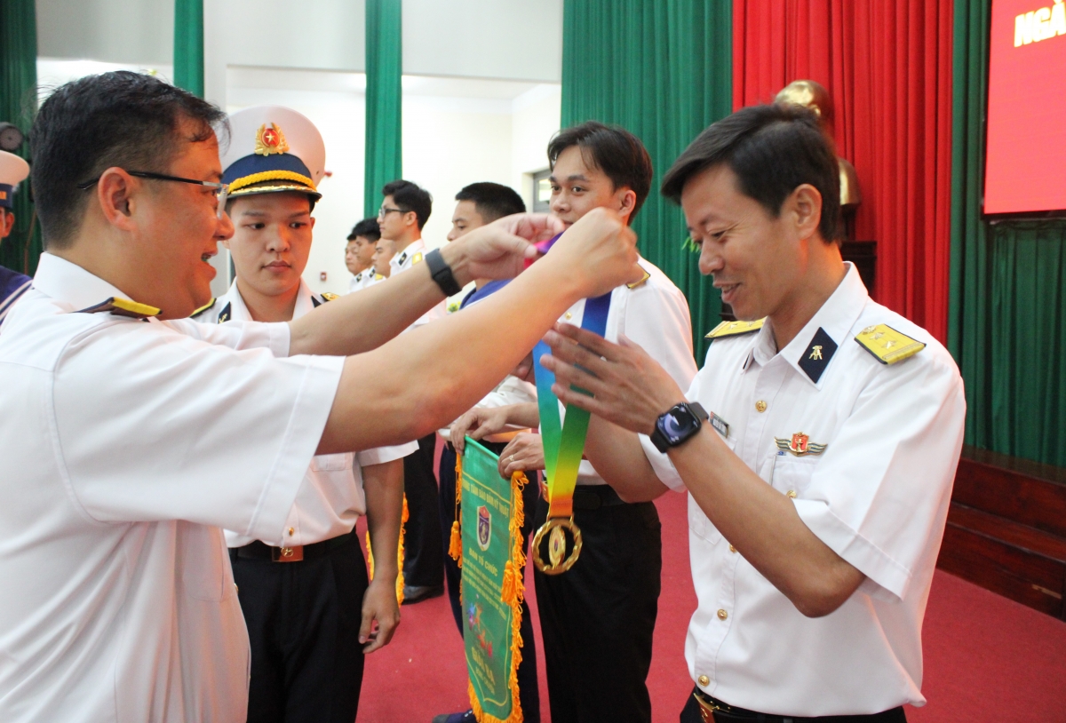 Thượng tá Nguyễn Danh An, Phó Chỉ huy trưởng – Tham mưu trưởng Trung tâm trao huy chương cho vận động viên