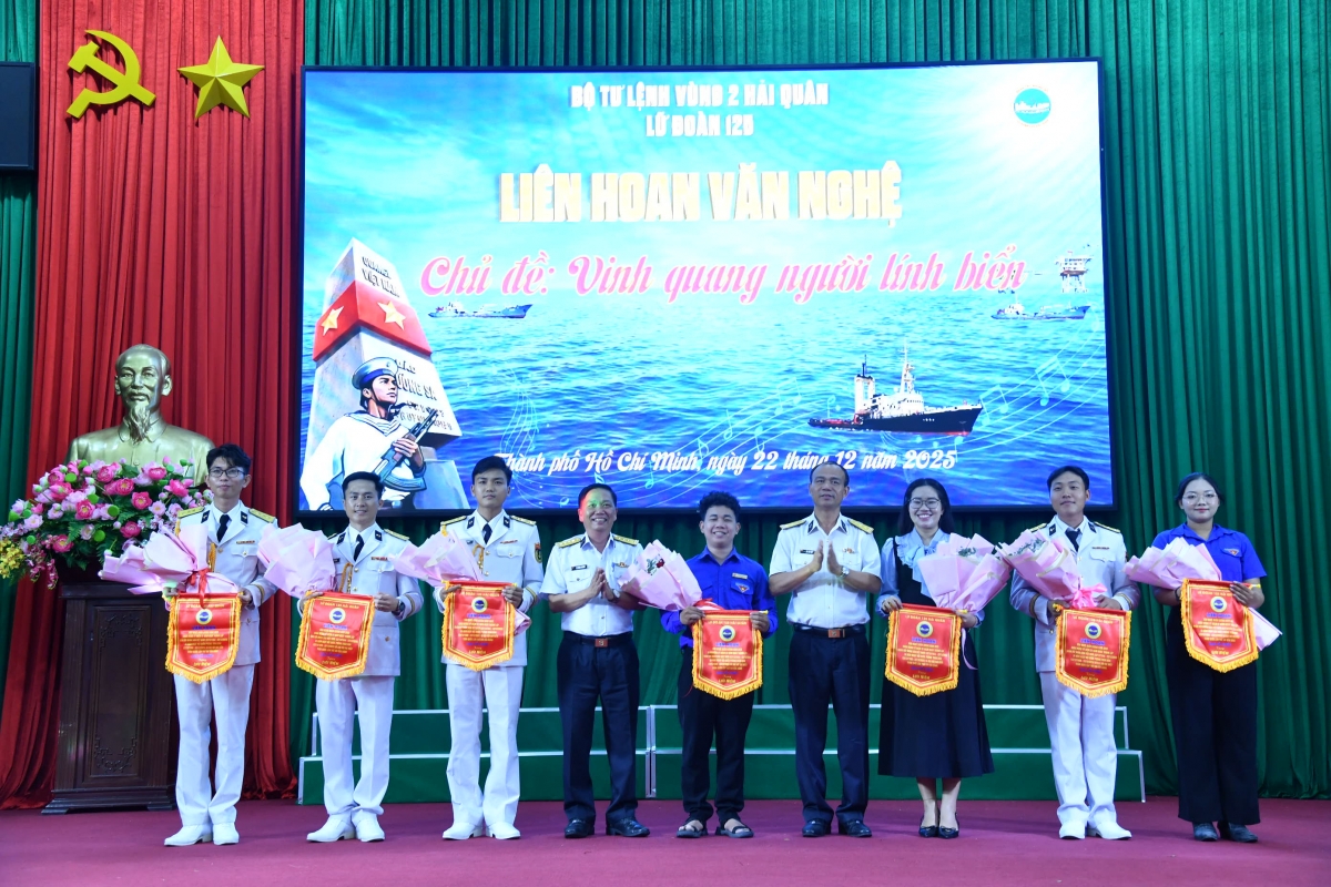 Ban Tổ chức trao hoa, cờ lưu niệm và quà cho các đội tham gia Liên hoan