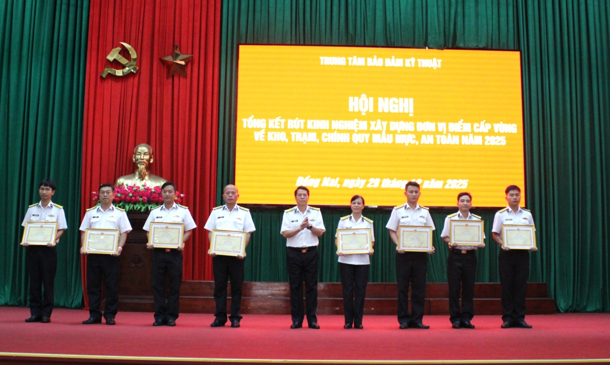 Thủ trưởng Trung tâm chúc mừng các cá nhân được nhận thưởng