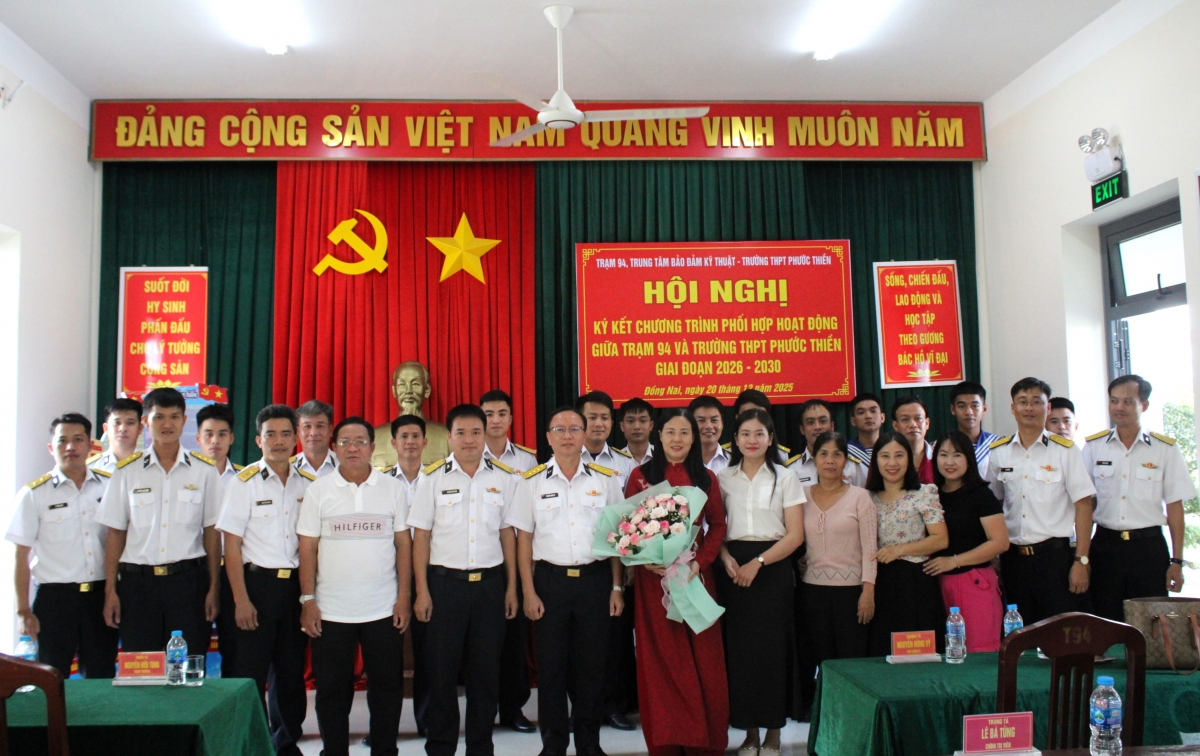 Thượng tá Nguyễn Hùng Vỹ, Phó Chính uỷ Trung tâm chụp hình lưu niệm cùng 2 đơn vị