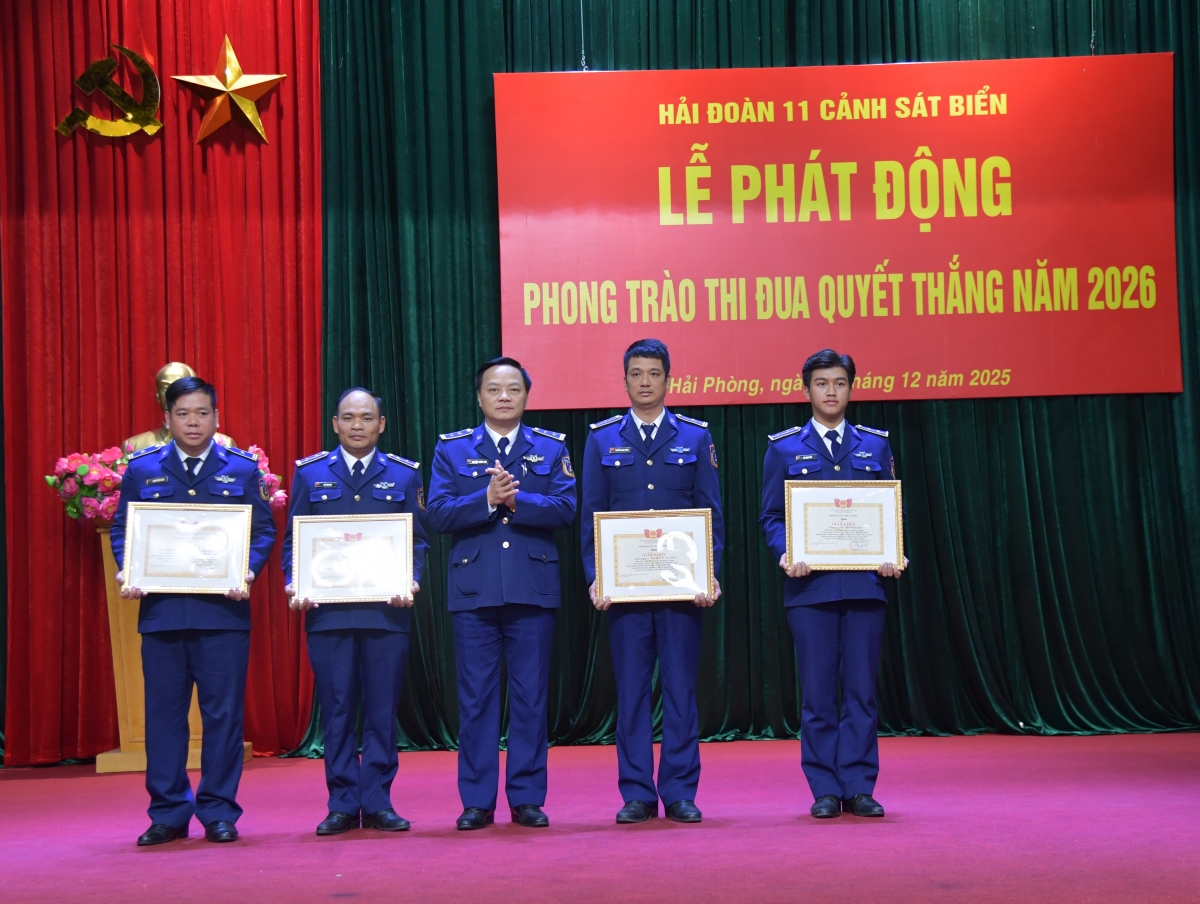 Thủ trưởng Hải đoàn 11 tặng giấy khen cho tập thể, cá nhân có thành tích tốt trong đợt thi đua cao điểm