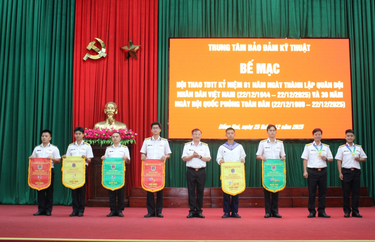 Ban Tổ chức trao cờ và huy chương cho các tập thể, cá nhân