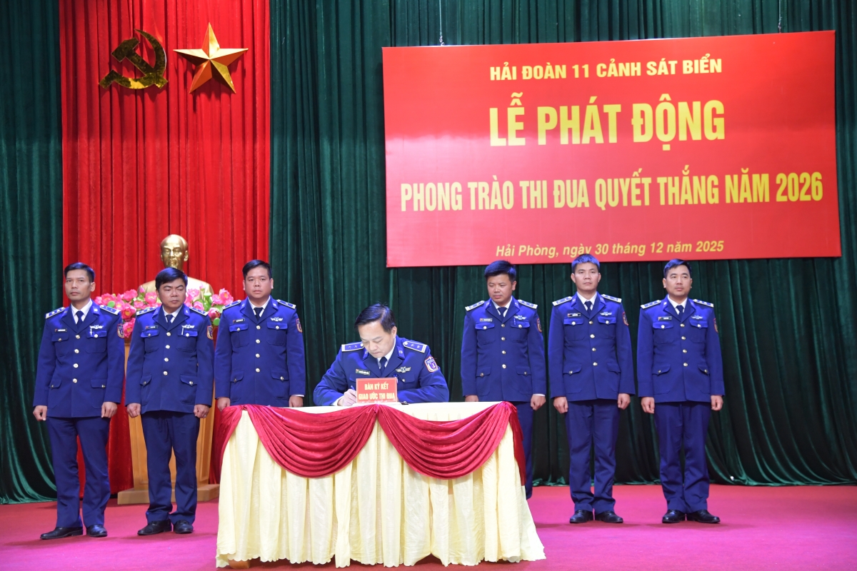 Đồng chí Trung tá Nguyễn Xuân Lâm, Hải đoàn trưởng Hải đoàn 11 ký nhận, chứng kiến giao ước thi đua