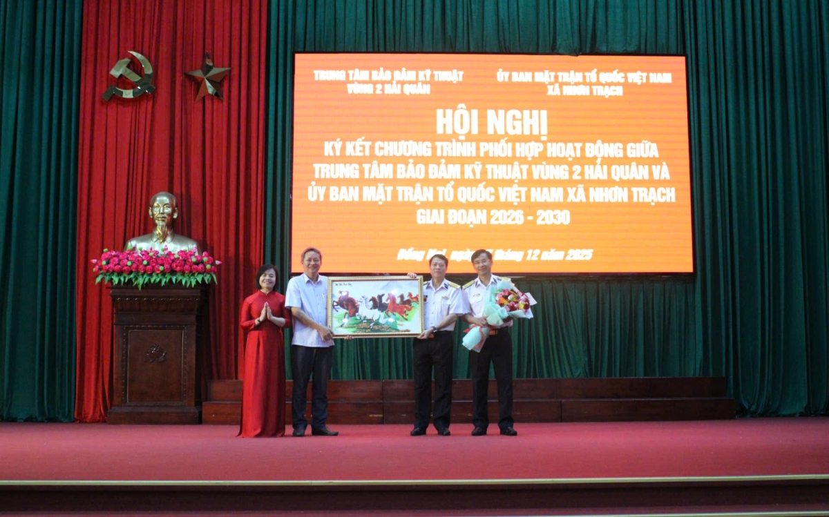 
Ủỷ ban MTTQ Việt Nam xã Nhơn Trạch tặng quà cho Trung tâm.