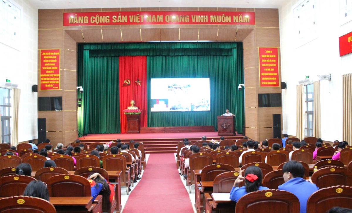 Các đại biểu nghe tuyên truyền biển, đảo