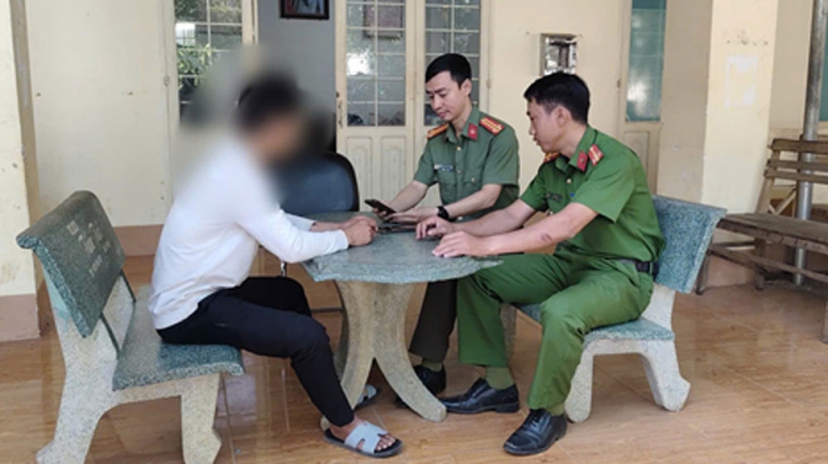 Anh Điểu.Th đang trình bày sự việc với cán bộ Công an xã Tân Hưng (ảnh: CA)