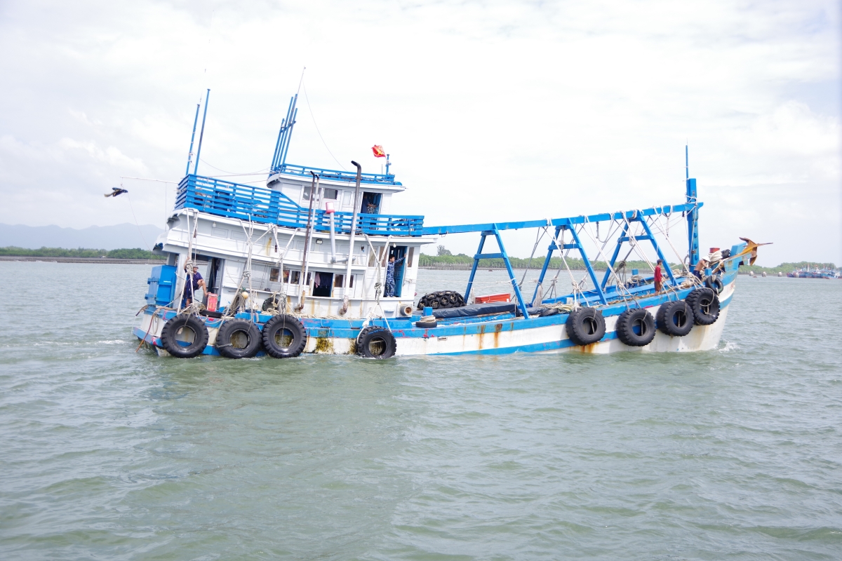 Áp giải tàu vi phạm LA-99093-TS về BTL Vùng Cảnh sát biển 3