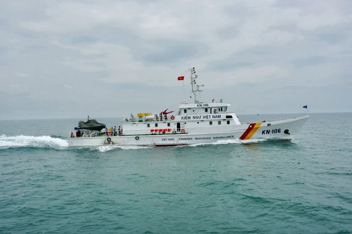 Tàu Kiểm ngư trên hải trình thực hiện nhiệm vụ