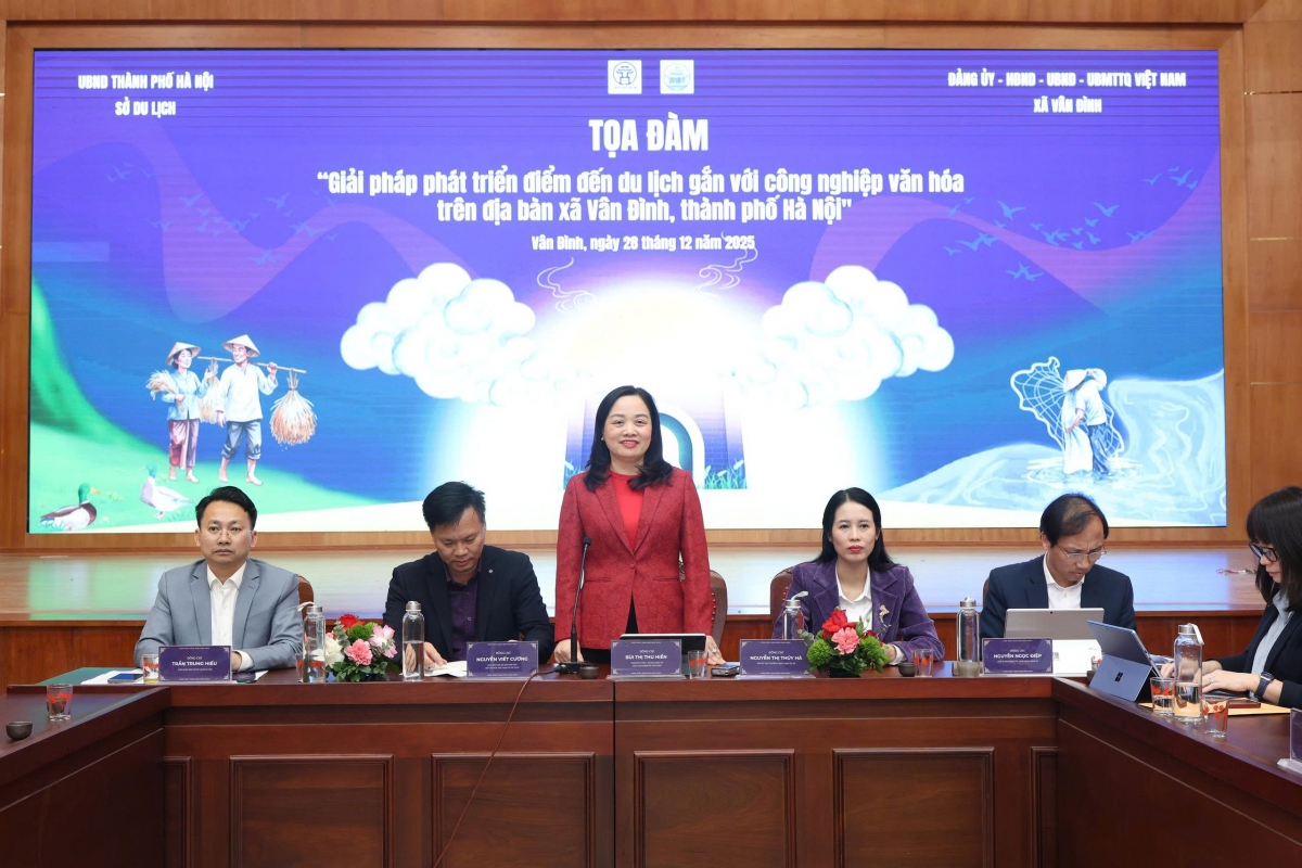 Bà Bùi Thị Thu Hiền – Thành ủy viên – Bí thư Đảng ủy, Chủ tịch Hội đồng nhân dân xã Vân Đình phát biểu tại Tọa đàm