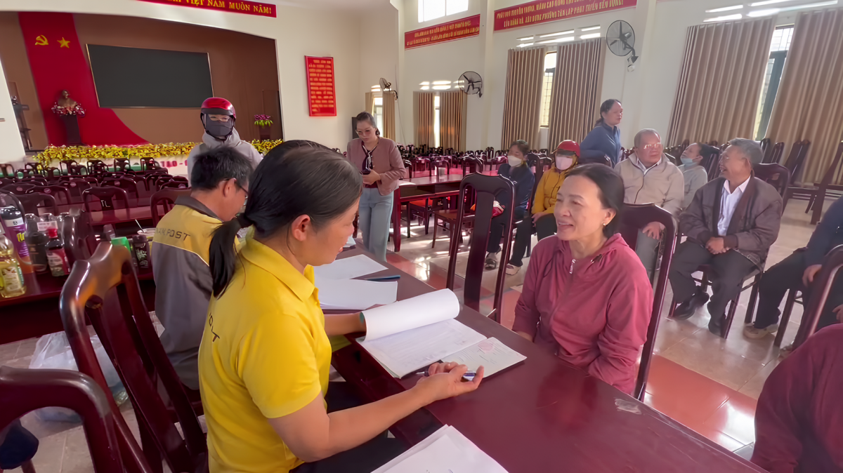 Người dân phấn khởi khi nhận lương hưu, trợ cấp BHXH gộp 3 tháng