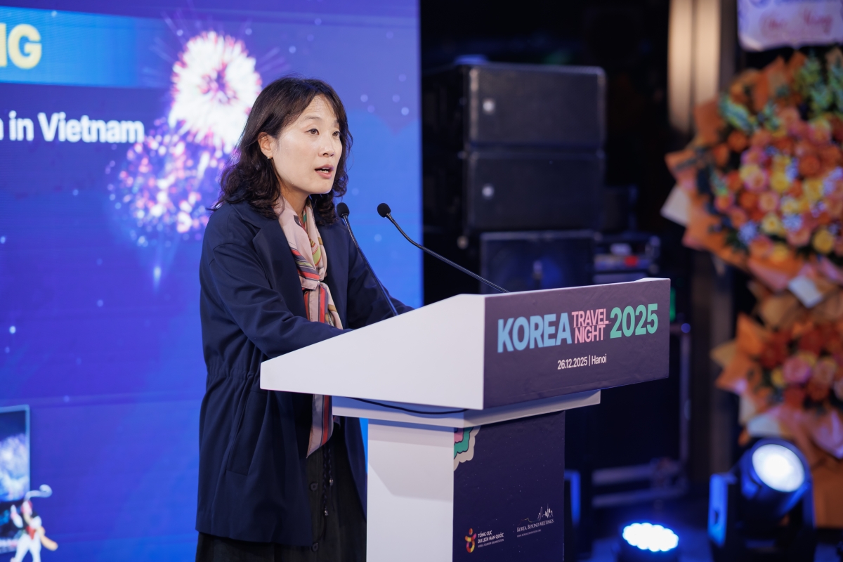 Bà Park Eun Jung - Trưởng đại diện Tổng cục Du lịch Hàn Quốc tại Việt Nam phát biểu