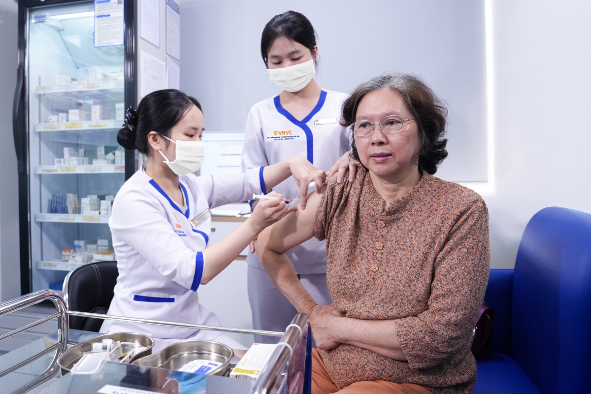 Bà Phạm Thị Kim Trang (64 tuổi, Hà Nội) tiêm vaccine RSV của GSK tại VNVC Trường Chinh chiều 14/12/2025