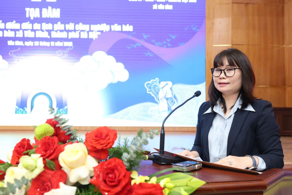 Bà Phạm Thúy Hòa - Phó Chủ tịch UBND xã Vân Đình phát biểu tại Tọa đàm