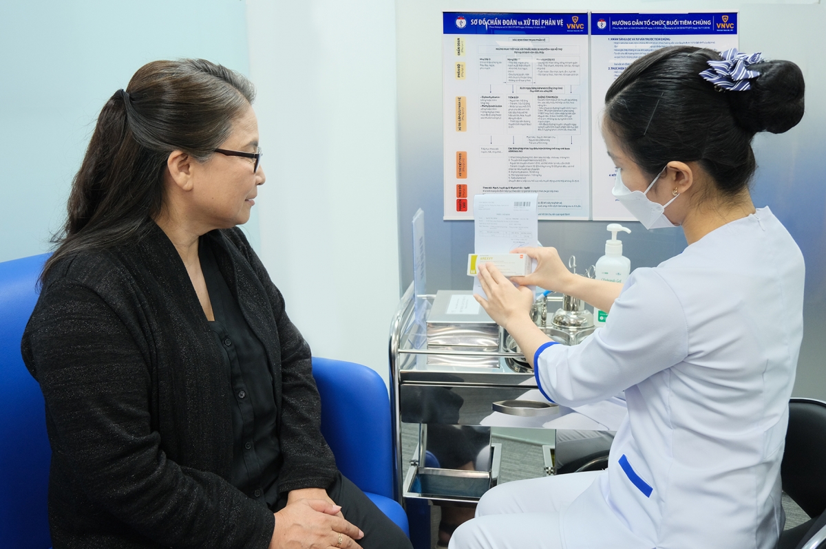 Bác sĩ Bạch Thị Chính, Giám đốc Y khoa, Hệ thống Tiêm chủng VNVC là một trong những người đầu tiên tiêm vắc xin RSV của GSK ngày 14/12/2025