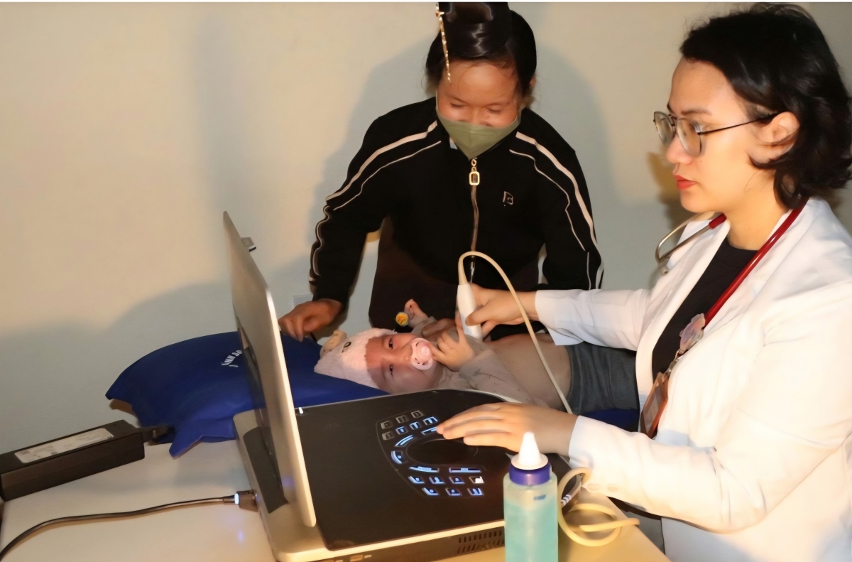 Bác sĩ Bệnh viện E siêu âm tim cho trẻ em ( Ảnh: Báo Sơn La)