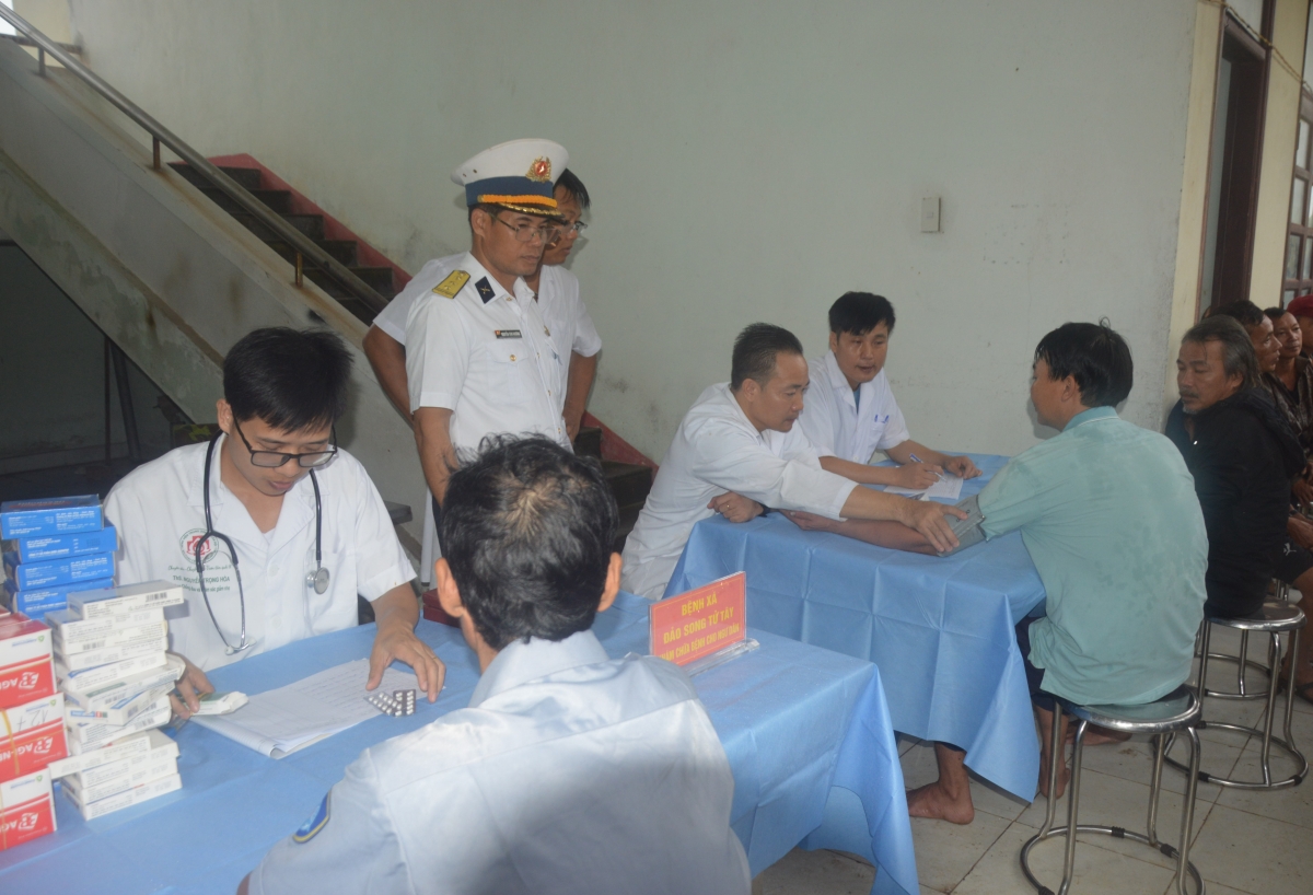 Bác sĩ bệnh xá đảo Song Tử Tây khám bệnh cấp thuốc cho ngư dân tàu cá Đà Nẵng gặp nạn