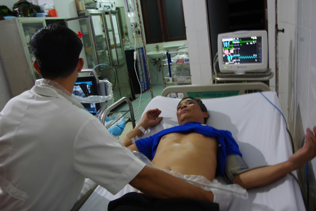 Bác sĩ  thăm khám qua chẩn đoán bằng hình ảnh