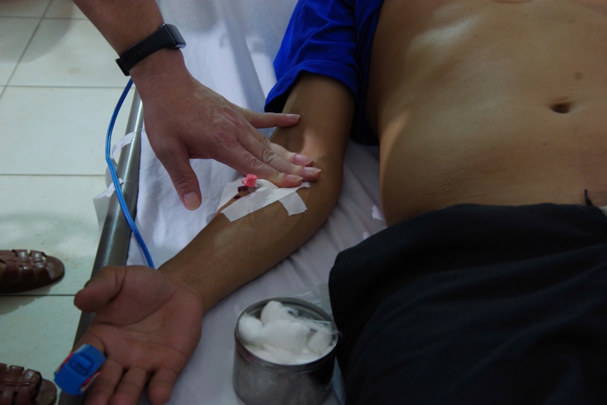 Bác sĩ truyền dịch, theo dõi bệnh nhân