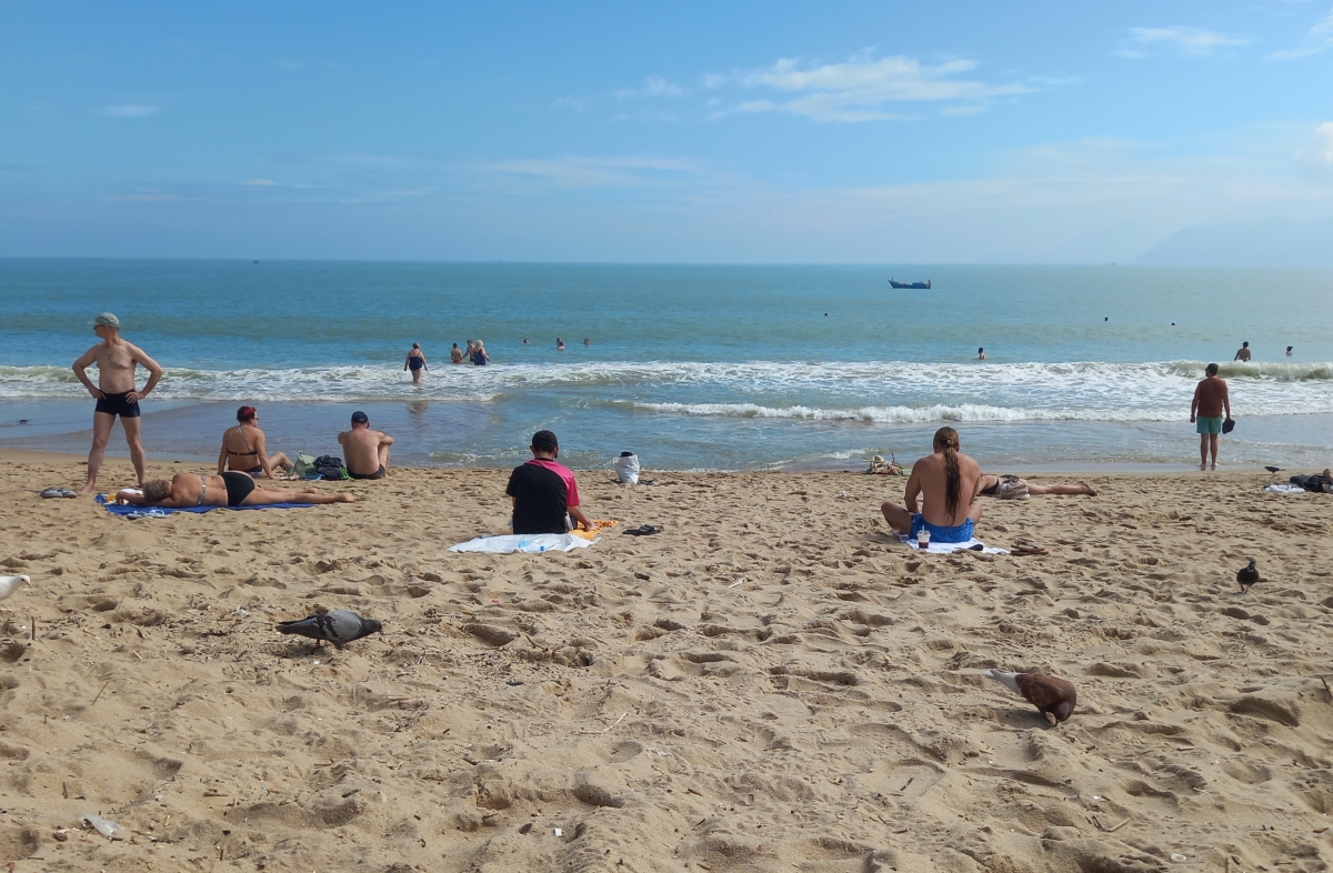 Bãi biển đã sạch, nước đã trong xanh, đem lại niềm vui cho nhiều người.